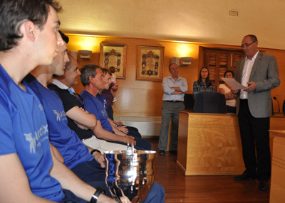 El ADA Guadix entregando el trofeo al alcalde accitano