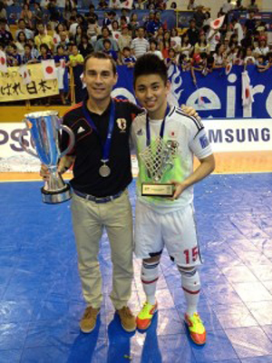 El técnico Rodrigo con Rafael, MVP del torneo 