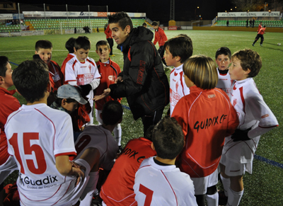 El técnico accitano dando instrucciones a sus jugadores