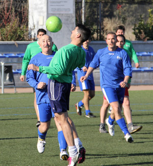 Los periodistas saltan al terreno de juego