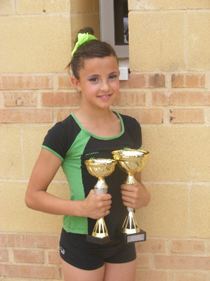Inés Pérez con sus dos trofeos