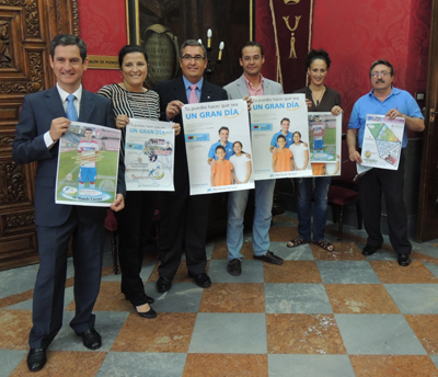 Antonio Granados junto a miembros de la Asociación de la Caixa
