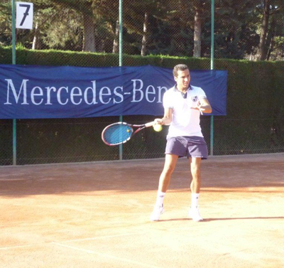 Uno de los jugadores golpea a la pelota