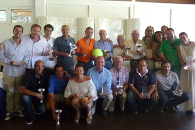 Los ganadores del Torneo posan con sus trofeos (GRJ)