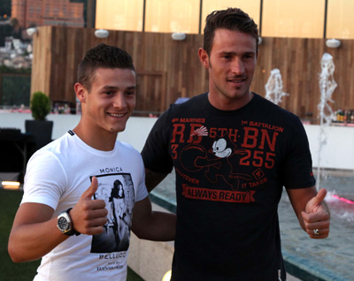 Gabriel Torje y Floro Flores en su presentación (LUIS JAVIER QUESADA)