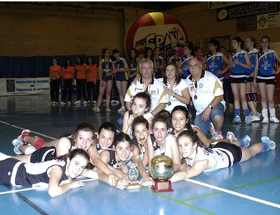 Las componentes del equipo posan con el trofeo