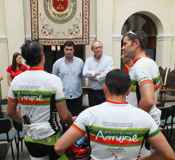 Los corredores durantes la recepción en el Ayuntamiento