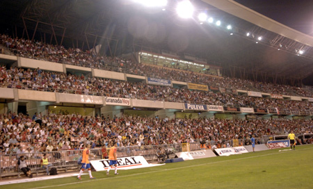 Los aficionados estarán en contacto con el Granada CF a través de las redes sociales (PACO AYALA)