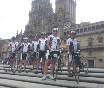Los ciclistas accitanos a su llegada a Santiago de Compostela