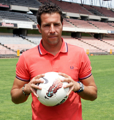 Toño en la portería de Los Cármenes tras su presentación (VELASCO)