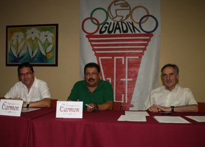 Justo Martín, en el centro, será el presidente (imagen de la Asamblea en el Guadix CF)