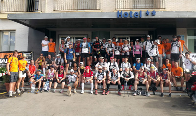 Organizadores y participantes antes de la prueba (CASTILLO)