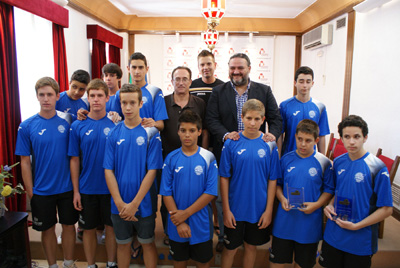 Los integrantes de las escuelas de tenis con Pablo García, alcalde de Albolote