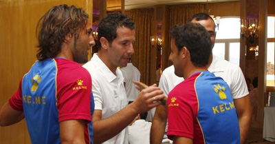 Toño junto a los jugadores levantinistas (LEVANTEUD.COM)