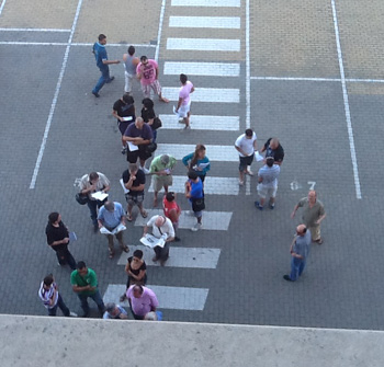 Colas a la entrada de las oficinas de Los Cármenes