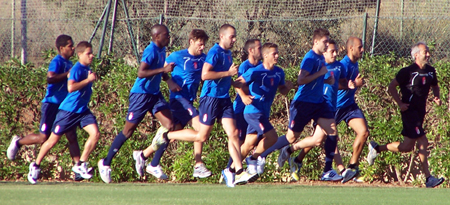 Los jugadores realizan carrera contínua junto al preparador físico José Alfonso Morcillo