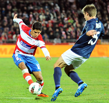 Jara encara a un defensor del Málaga (Baldo)