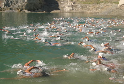 Los triatletas durante la prueba de natación