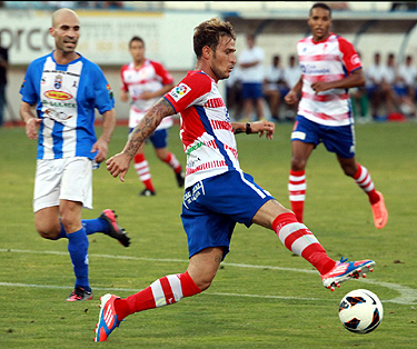 Flores controla el balón en el primer partido de pretemporada (LAOPINIONDEMURCIA.ES)