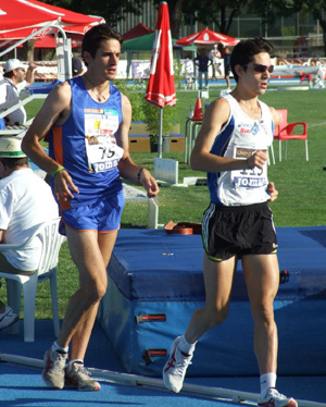 Amezcua, de blanco, en plena competición