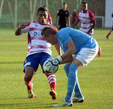 Machis presiona al portero cordobesista (DAVID HIDALGO)