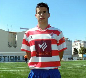 Ñoño con la camiseta del Granada CF
