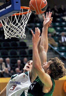 Pablo Aguilar en la cancha del DKV (ACBMEDIA)