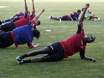 Kitoko durante un entrenamiento con el Granada (Paco Ayala)