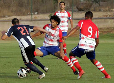 Iriney y El Arabi presionan a un jugador del conjunto alicantino (INFORMACION.ES)