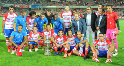 El Granada posa con el Trofeo Diputación (Baldomero)