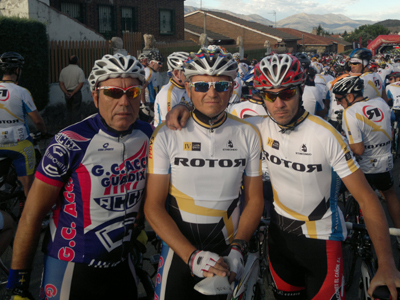 Juan Zamora junto a Carlos Sastre y con dos participantes en la salida