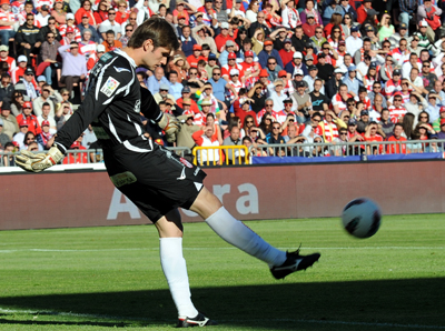Julio César puede seguir en el Benfica