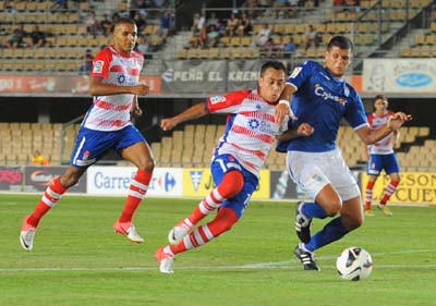 Orellana pugna por un balón con un jugador del Xerez (BALDOMERO)
