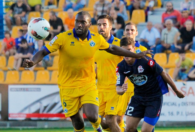 Babin, jugador del Alcorcón, en una acción ante el Deportivo (ARCHIVO)