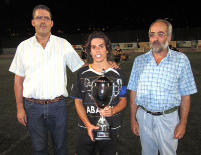 David Gámiz recibe el trofeo de campeón a la conclusión del choque (CASTILLO)