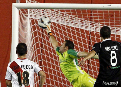 Toño, pese a su estirada, no pudo evitar el único tanto del encuentro (LAOPINIONDEGRANADA.ES)