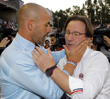 Anquela saluda a Jémez antes de comenzar el partido (LAOPINIONDEGRANADA.ES)