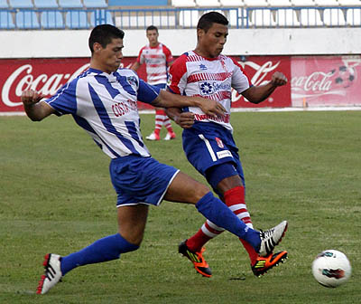 Machís pugna con un jugador del combinado motrileño (LUIS JAVIER QUESADA)