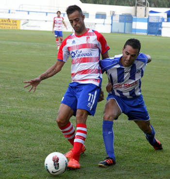 Dani Benítez busca el balón ante el motrileño Manrique (LUIS JAVIER QUESADA)