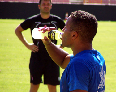 El-Arabi, durante el entrenamiento celebrado en Los Cármenes