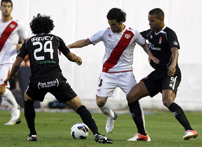 El Arabi e Iriney presionan a jugador rayista (LAOPINIONDEGRANADA.ES)