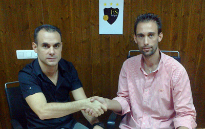 Pedro García en el momento de firmar su acuerdo como entrenador (GRJ)