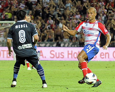 Mikel Rico ante el sevillista Medel (J. M. BALDOMERO)