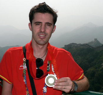 José Manuel con la medalla de plata en Pekín (GRJ)
