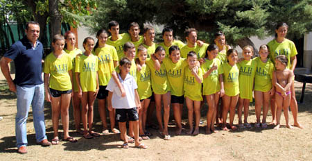 El diputado de Deportes posa con el equipo de natación de Alhendín (GRJ)