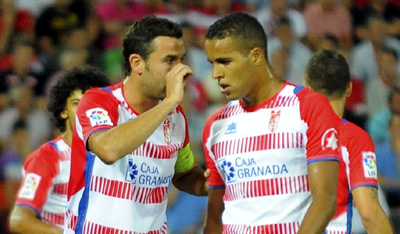 Iñigo López dialoga con El Arabi en el partido ante el Sevilla (BALDOMERO)