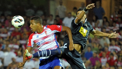 El Arabi pelea un balón en el choque ante el Sevilla FC (BALDOMERO)