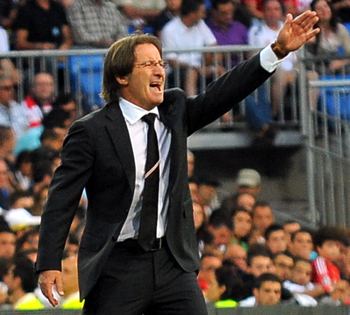 Anquela da instrucciones a sus jugadores en el Bernabéu (BALDOMERO)