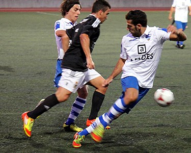 El visitante Salvi entre David Gámiz y Benji (CASTILLO)