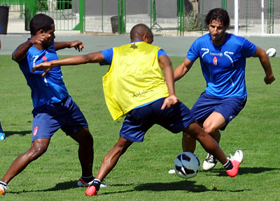 Brahimi con Mainz y Angulo en el entreno de esta mañana (GRJ)